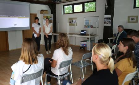 Predavanje o pravicah in dolžnostih na področju začasne zaščite razseljenih oseb iz Ukrajine v Občini Cerknica 03 Foto Ljubo Vukelič